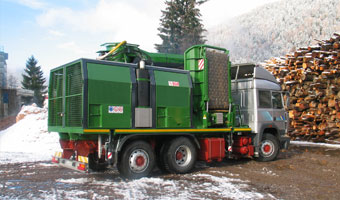 Mobile drum wood chipper