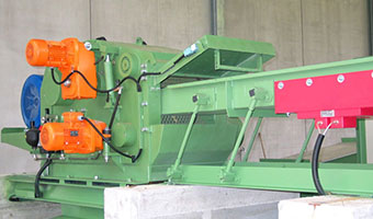 Stationary drum wood chipper